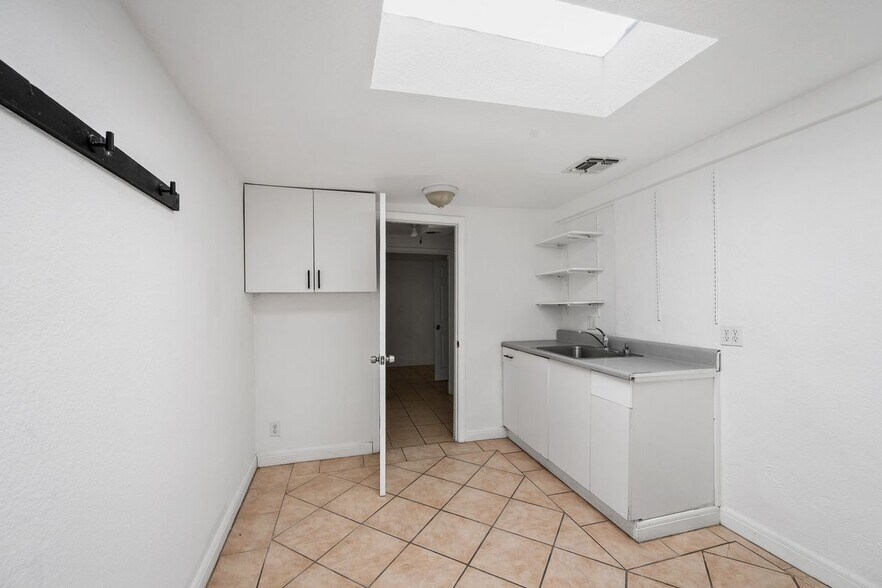 More Photos Of 3861 Jasmine Ave, Culver City Medical For Lease