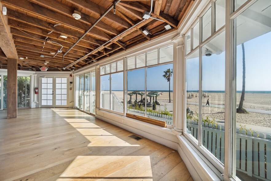 More Photos Of 523 Ocean Front Walk, Venice Storefront Retail Office For Lease