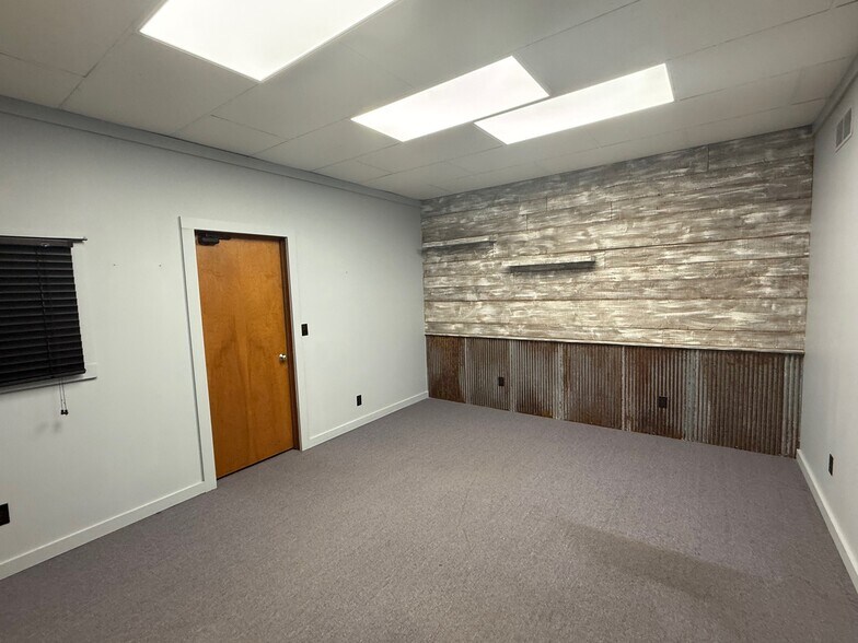 More Photos Of 803 Linway Dr, Goshen General Retail For Sale