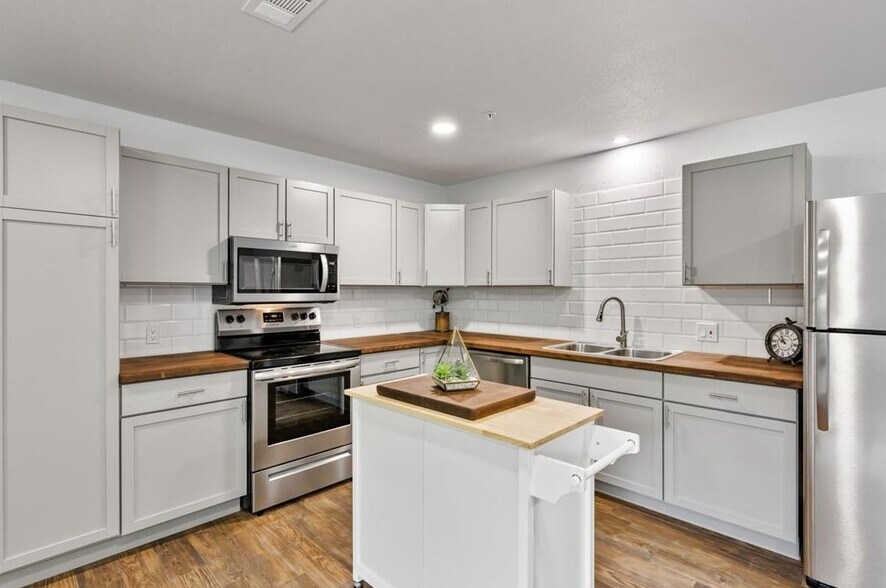 More Photos Of 618 Live Oak St, Blanco Apartments For Sale