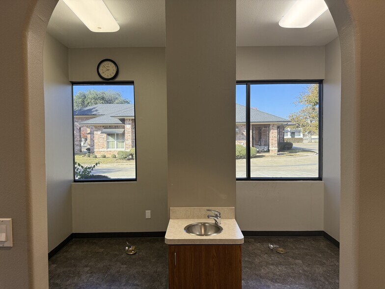 More Photos Of 1716 Chadwick Ct, Hurst Medical For Sale