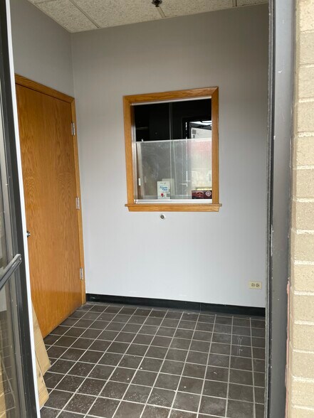 More Photos Of 1881 Commerce Dr, Elk Grove Village Office For Sale