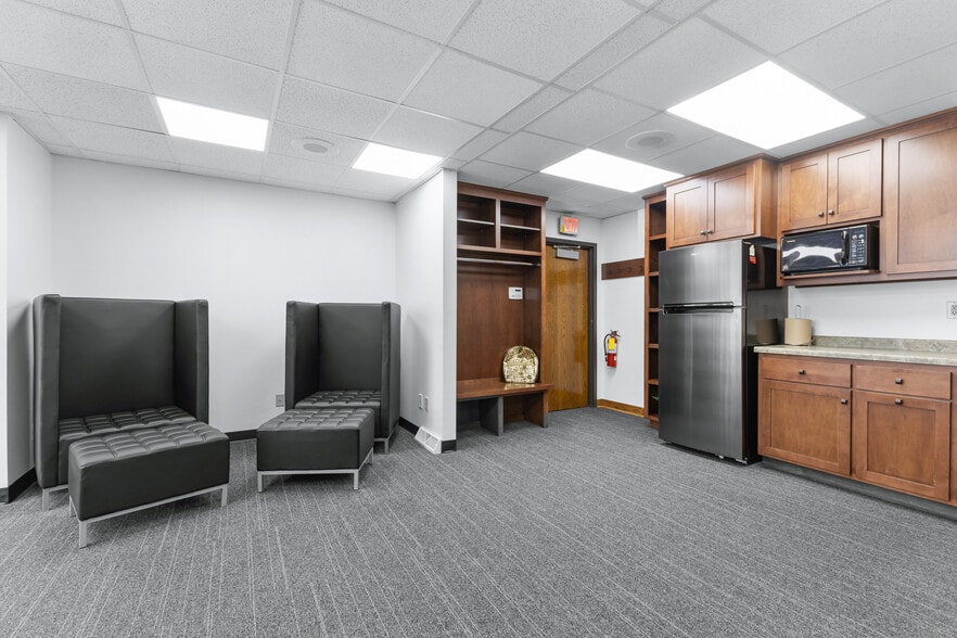 More Photos Of 277 N 9th St, De Pere Medical For Lease