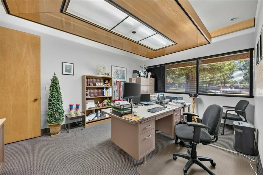 More Photos Of 2600 W Shaw Ln, Fresno Office For Sale