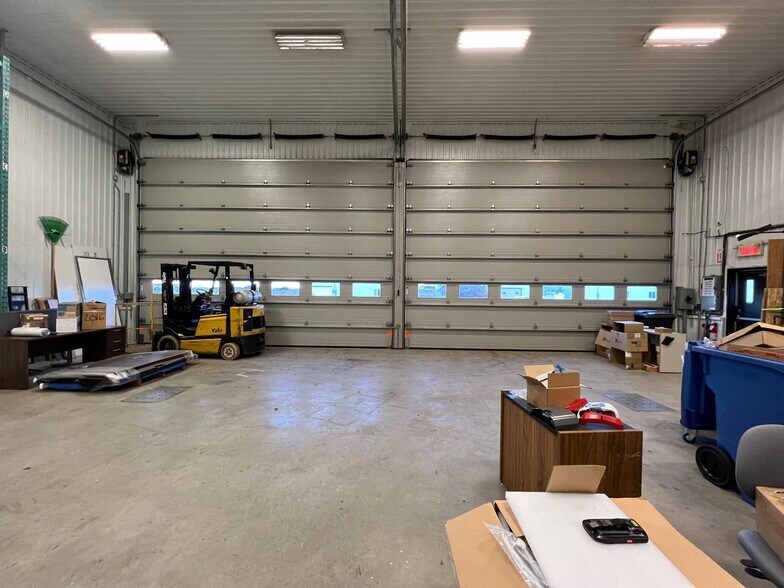 More Photos Of 2510 St De L'aéroport, St-Mathieu-de-Beloeil Airplane Hangar For Sale