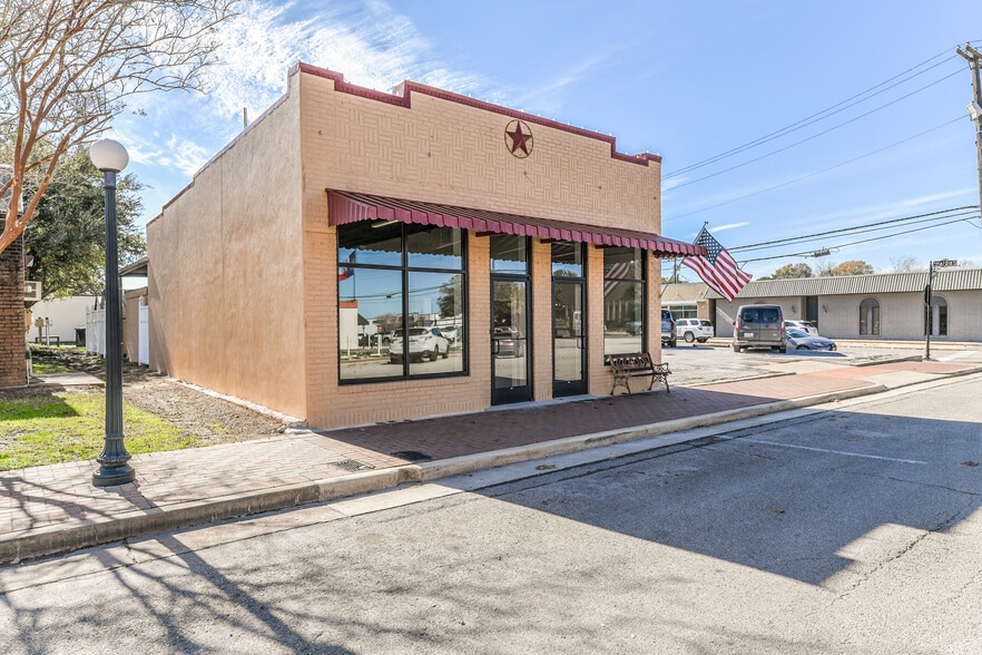 Primary Photo Of 121 W Sealy St, Alvin Freestanding For Sale