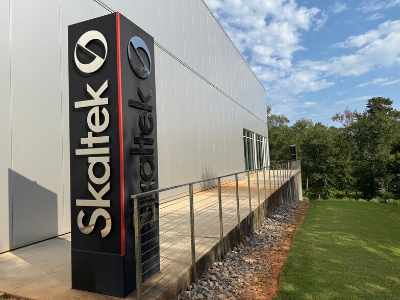 More Photos Of 5510 Ecopark Dr, Alpharetta Manufacturing For Sale