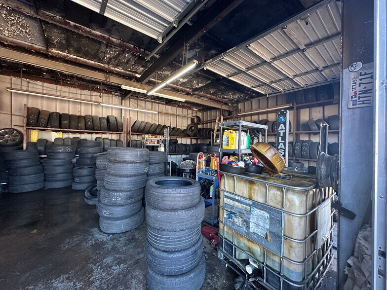 More Photos Of 2320 E Berry St, Fort Worth Flex For Sale