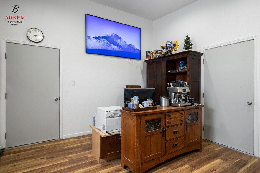 More Photos Of 9106 Highway 16, Pipe Creek Flex For Sale