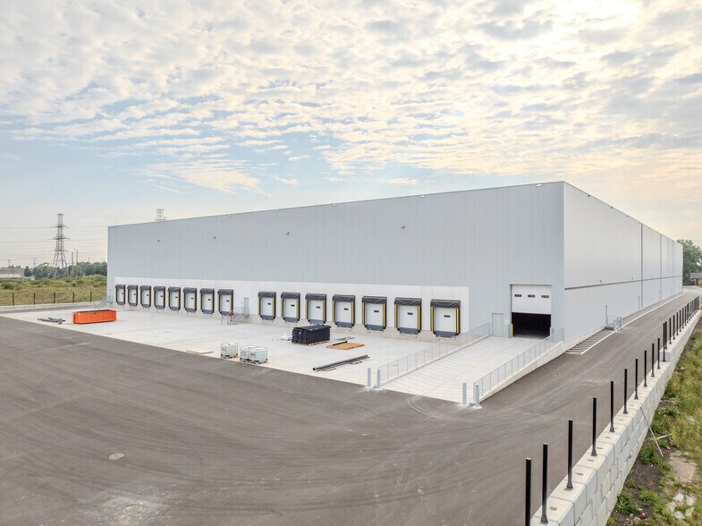 More Photos Of 190 Glover Rd, Hamilton Distribution For Lease