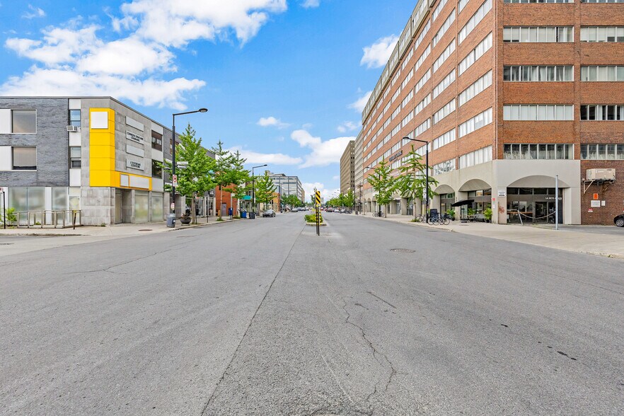 More Photos Of 290-304 Rue Chabanel O, Montréal Storefront Retail Office For Lease