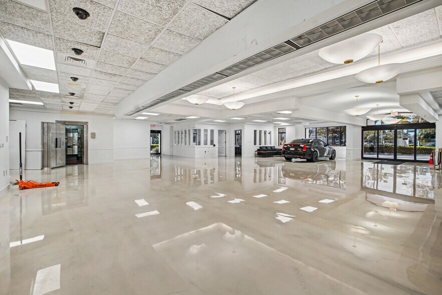 More Photos Of 4025 Radio Rd, Naples Showroom For Sale