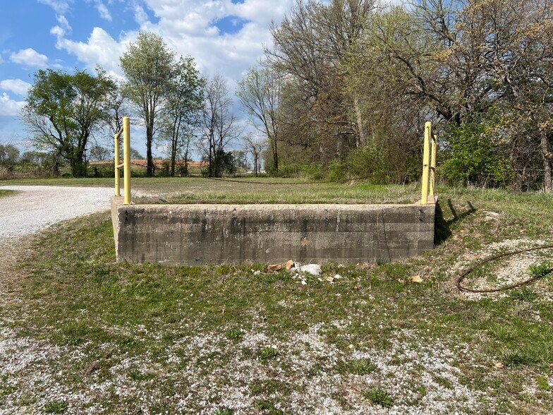 More Photos Of 5905 W US Highway 60, Republic Warehouse For Lease