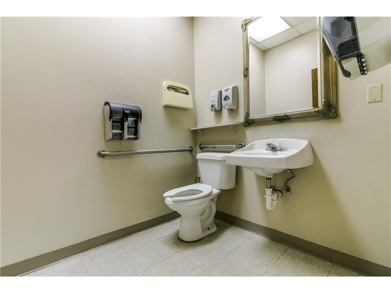 More Photos Of 2231 Peggy Ln, Garland Medical For Sale