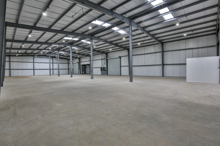 More Photos Of 711 Commercial Dr, Daytona Beach Manufacturing For Lease