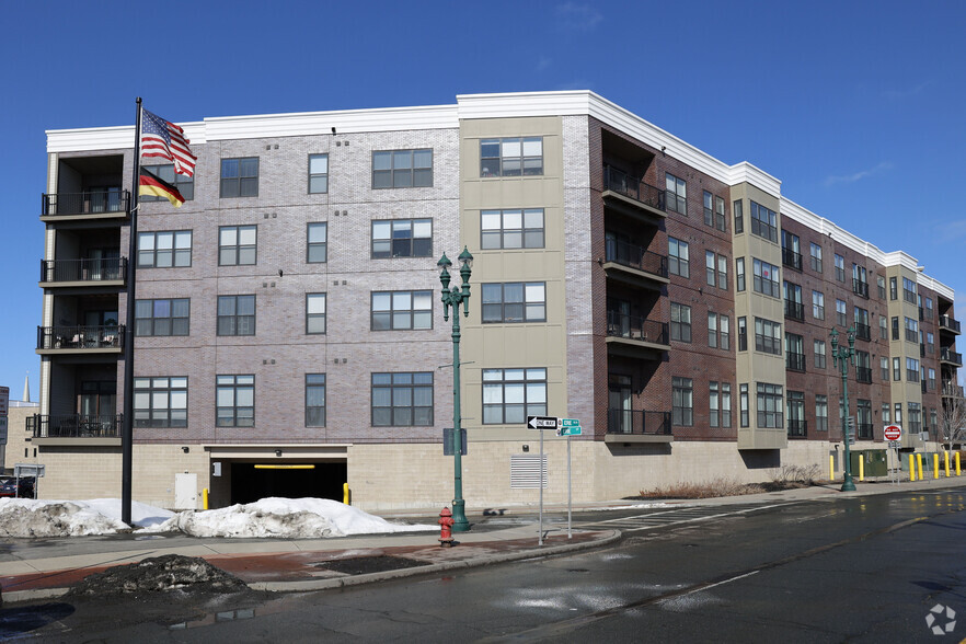 Primary Photo Of 240 State St, Schenectady Apartments For Lease