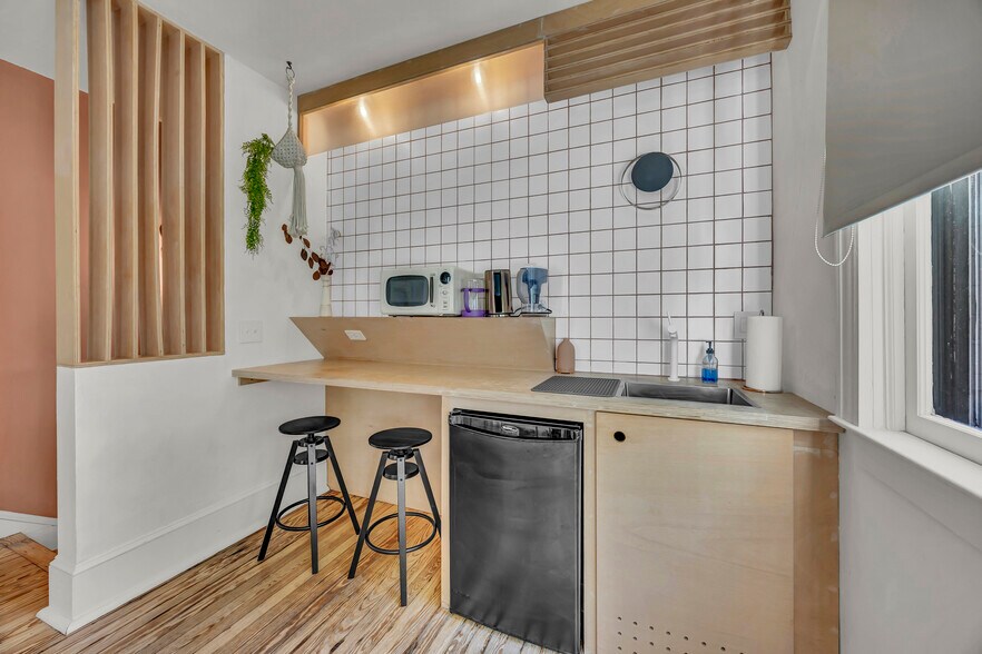 More Photos Of 118 S 4th St, Wilmington Hospitality For Sale