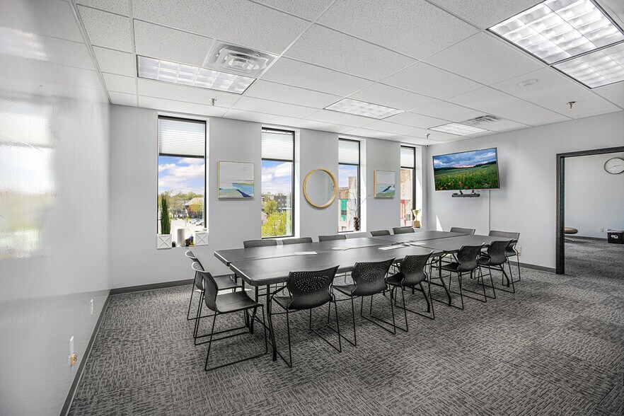 More Photos Of 600 S Main St, Elkhart Office For Lease