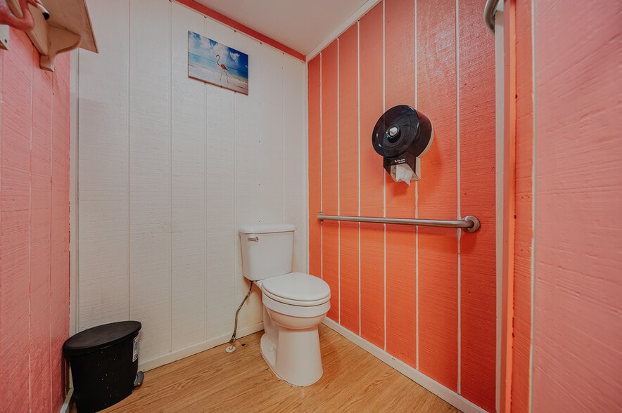 More Photos Of 706 S Washington St, Circleville Bar For Sale