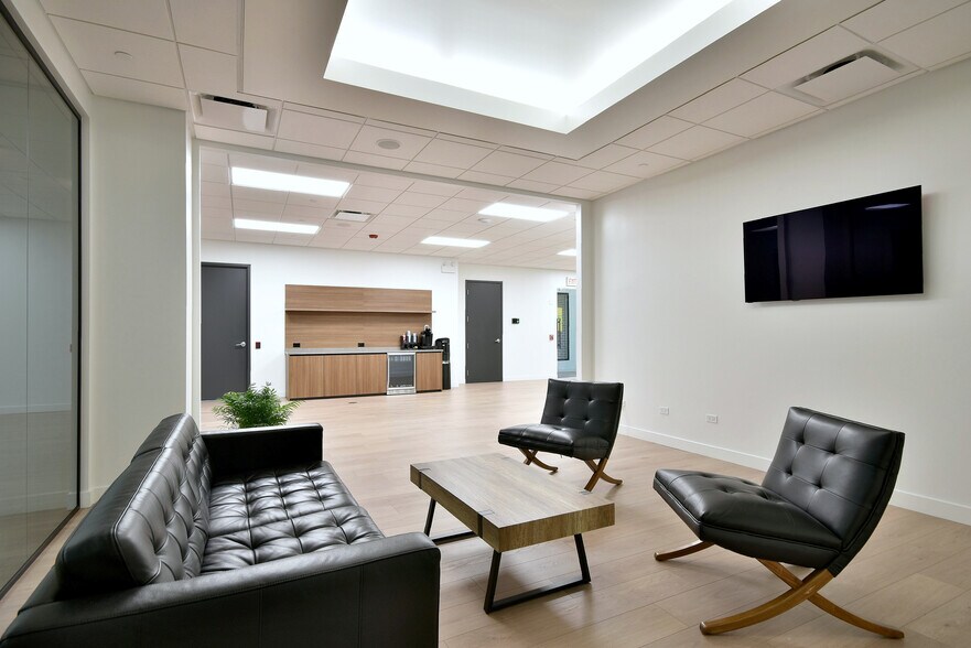 More Photos Of 6363 W 73rd St, Bedford Park Manufacturing For Lease