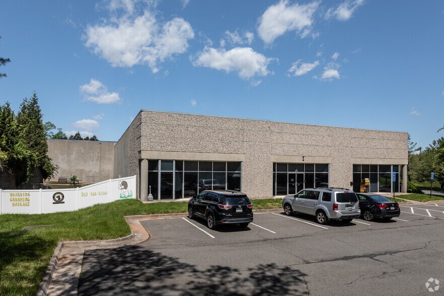 More Photos Of 2770-2782 Towerview Rd, Herndon Warehouse For Lease