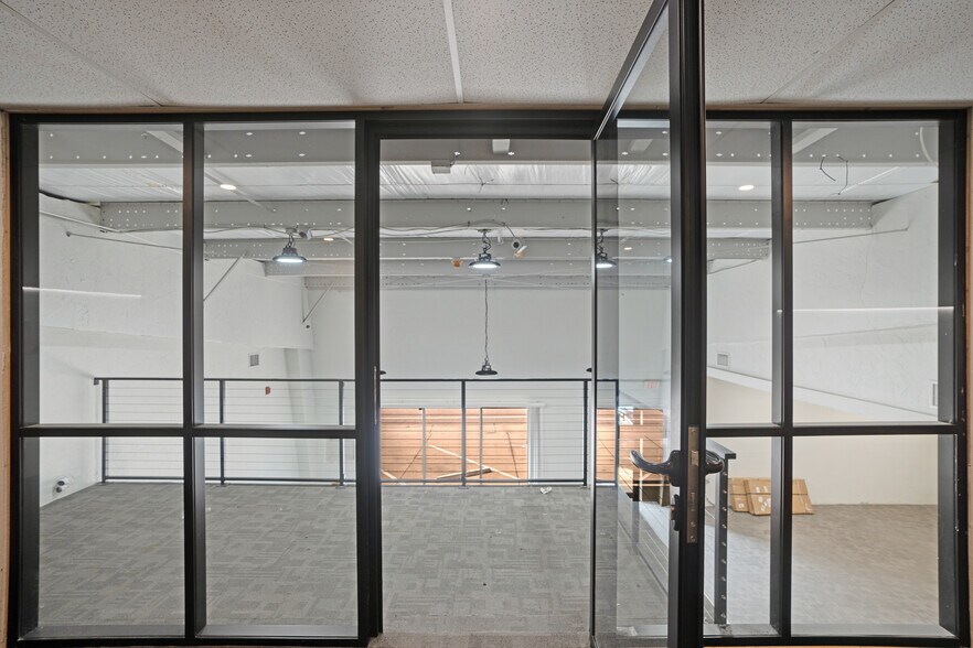 More Photos Of 1925 12th St, Sarasota Light Manufacturing For Lease