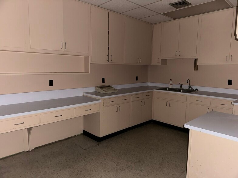 More Photos Of 606 Academy Ave, Dublin Medical For Lease