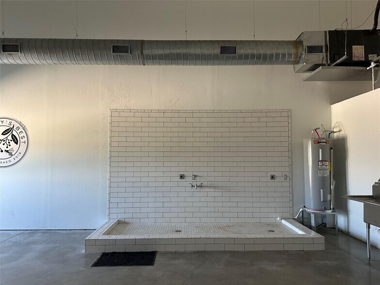 More Photos Of 2105 FM 920, Weatherford Warehouse For Lease