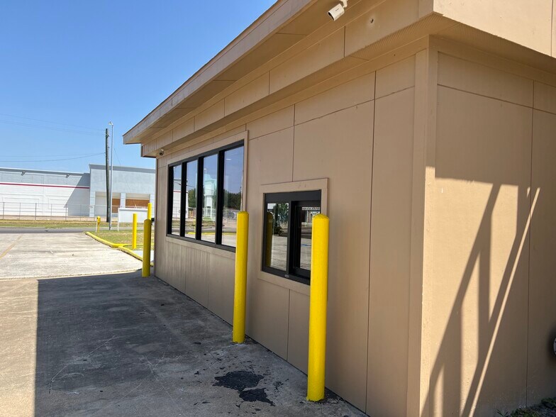 Primary Photo Of 7810 Bellfort Rd, Houston Restaurant For Sale