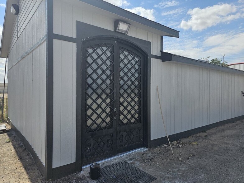 More Photos Of 11010 W Joan Dr, Odessa Warehouse For Lease