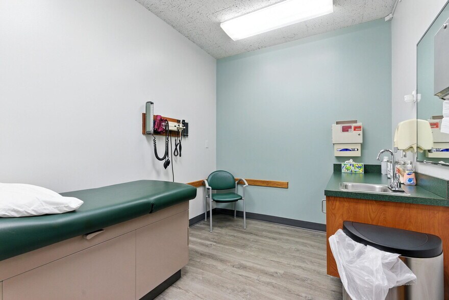 More Photos Of 400 NE Roberts Ave, Gresham Medical For Sale