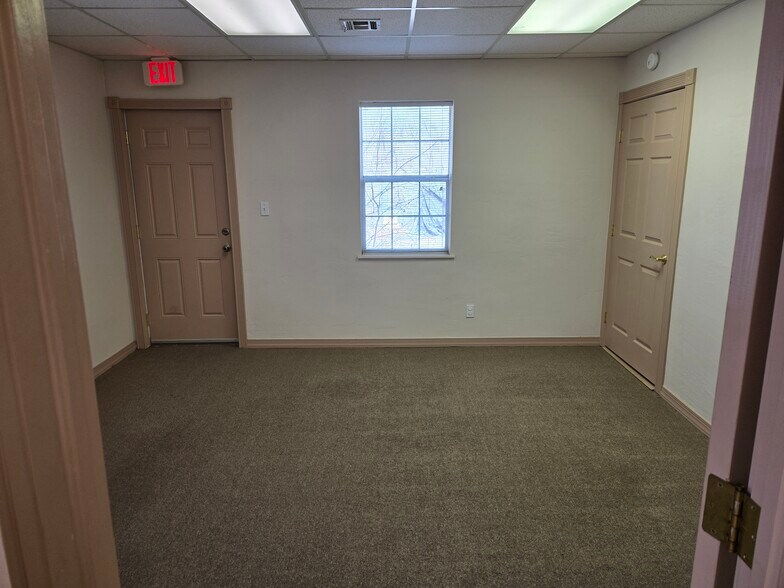 More Photos Of 318 W Highland St, Shawnee Office For Lease