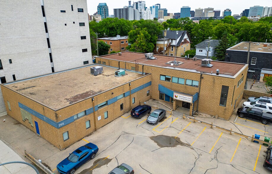 More Photos Of 255 Sherbrook St, Winnipeg Office For Sale