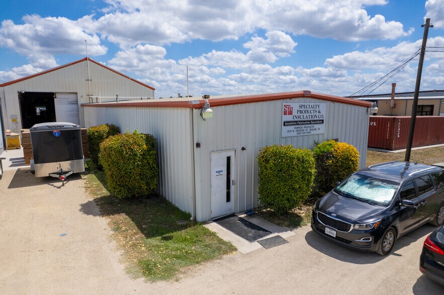 More Photos Of 2511 N Heideke St, Seguin Industrial For Sale