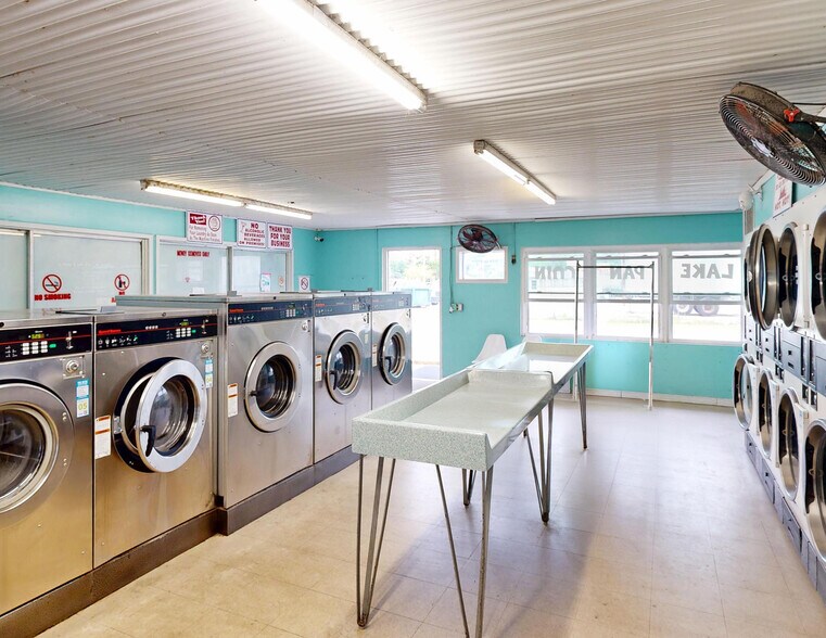 More Photos Of 1481 CR 437, Lake Panasoffkee General Retail For Sale