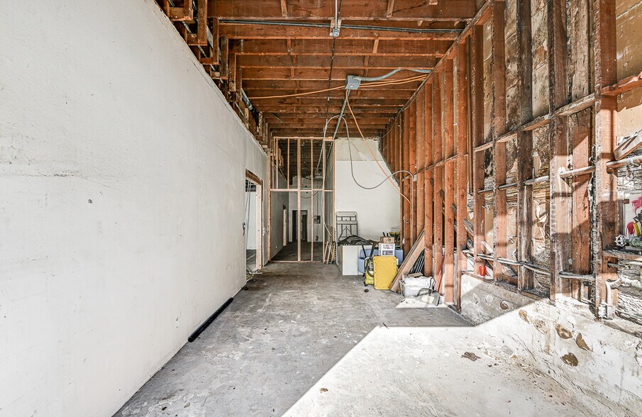 More Photos Of 4905-4913 Clinton St, Los Angeles Apartments For Lease