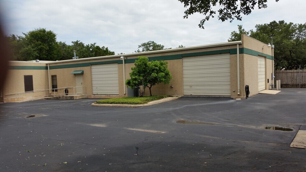 More Photos Of 16015 University Oak, San Antonio Service For Lease