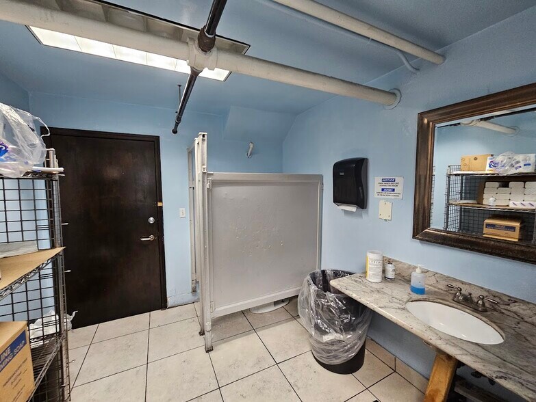 More Photos Of 2417 E 24th St, Los Angeles Warehouse For Lease
