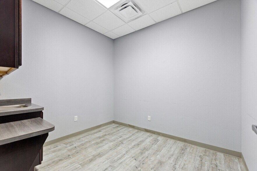 More Photos Of 105 Park Place Blvd, Davenport Medical For Sale