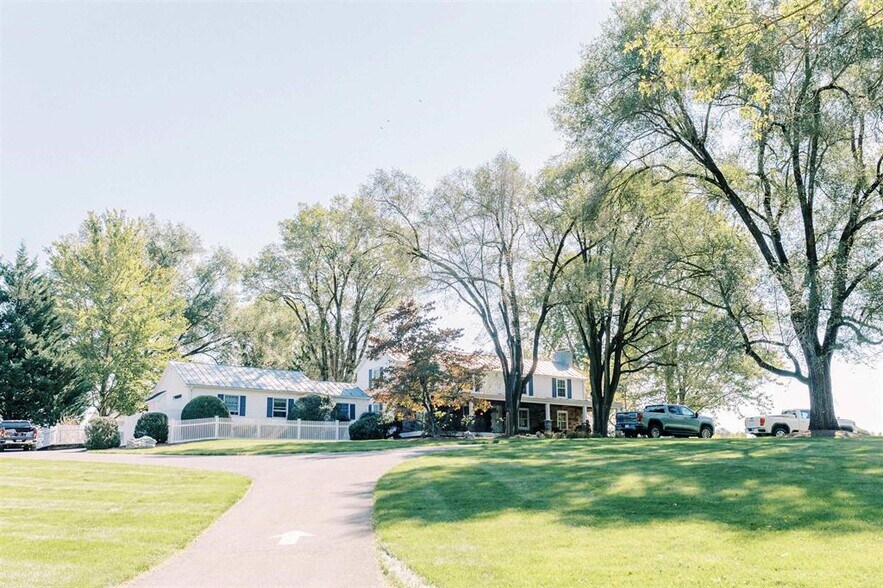 More Photos Of 1329 Commerce Rd, Staunton Hotel For Sale