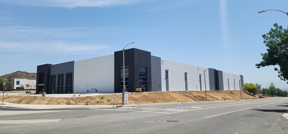 More Photos Of 29124 Ave Penn, Valencia Manufacturing For Lease