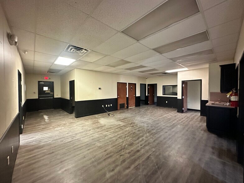 More Photos Of 5012 David Strickland Rd, Fort Worth Warehouse For Lease