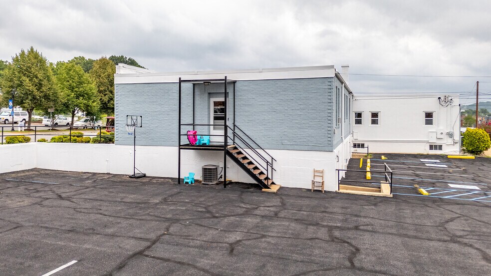 More Photos Of 525 7th St, Altavista Office For Sale