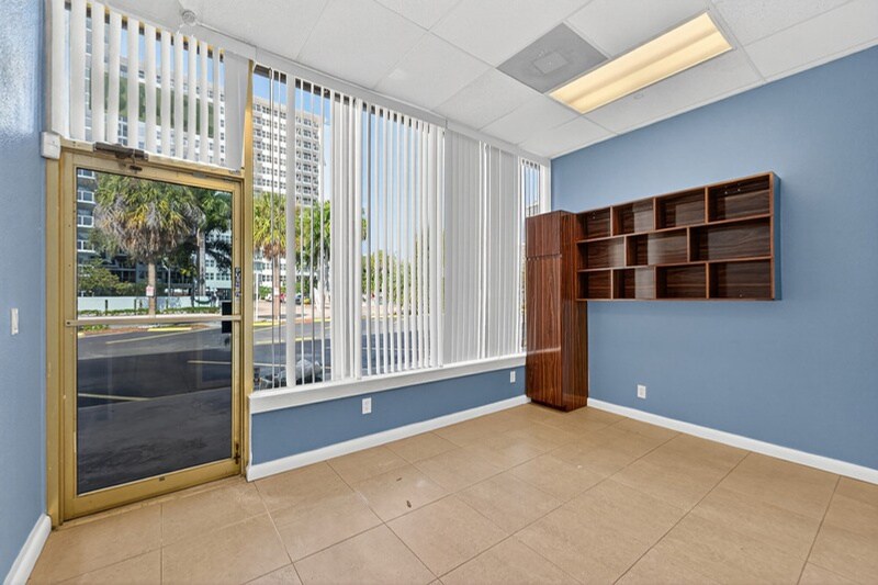 More Photos Of 3300-3370 NE 34th St, Fort Lauderdale Storefront Retail Office For Lease