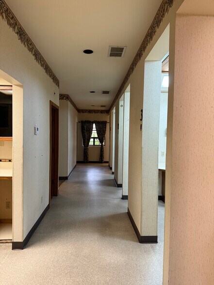 More Photos Of 100 Horseshoe Lane, Weaverville Office For Sale