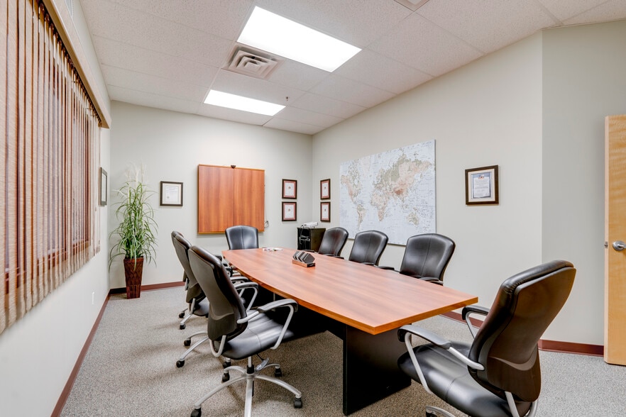 More Photos Of 4511 Glenmore Trl SE, Calgary Showroom For Sale