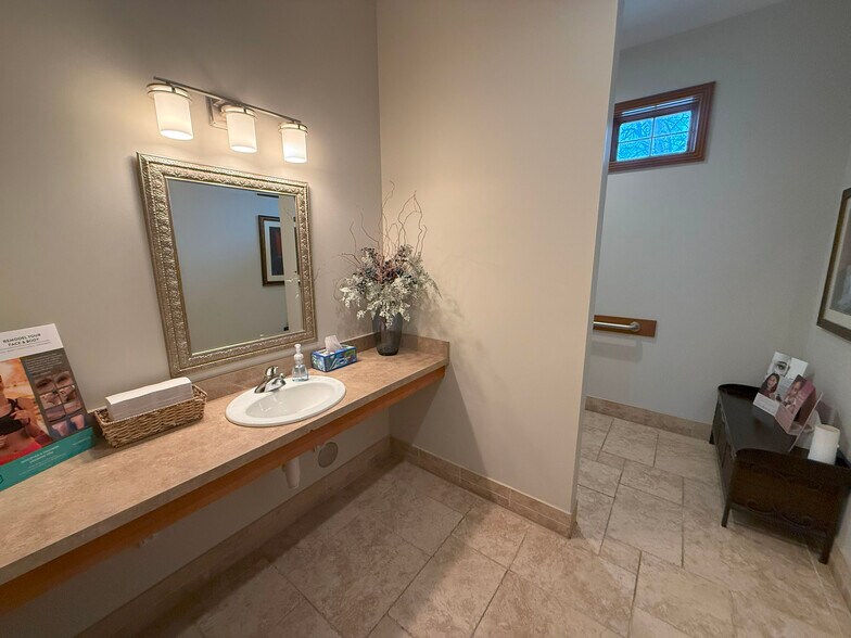 More Photos Of 7971 Moorsbridge Rd, Portage Medical For Lease