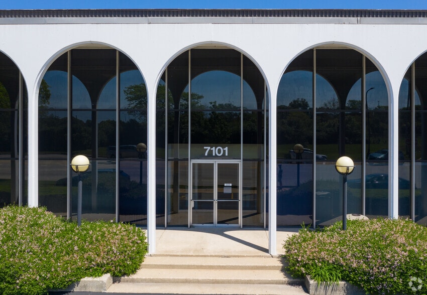 More Photos Of 7101 N Cicero Ave, Lincolnwood Office For Lease