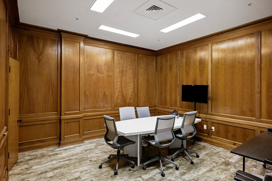 More Photos Of 118-122 E Main St, Louisville Office For Lease