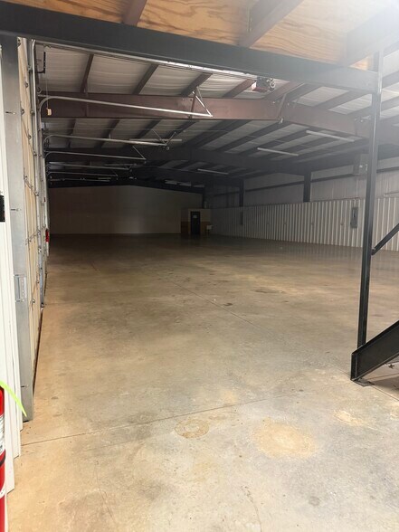 More Photos Of 9011 Polaris Dr, Oklahoma City Distribution For Lease